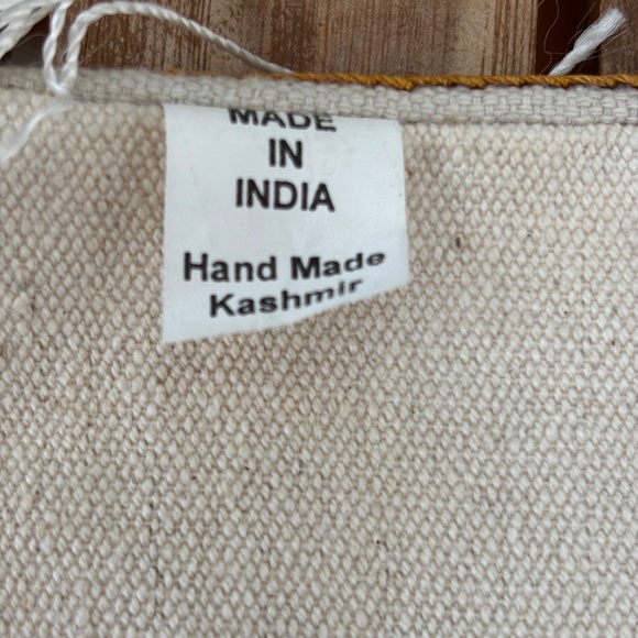 Spectacular Rug/Wall Hanging, made in Kashmir, India, purchased in Saudi Arabia. - Picture 6 of 6